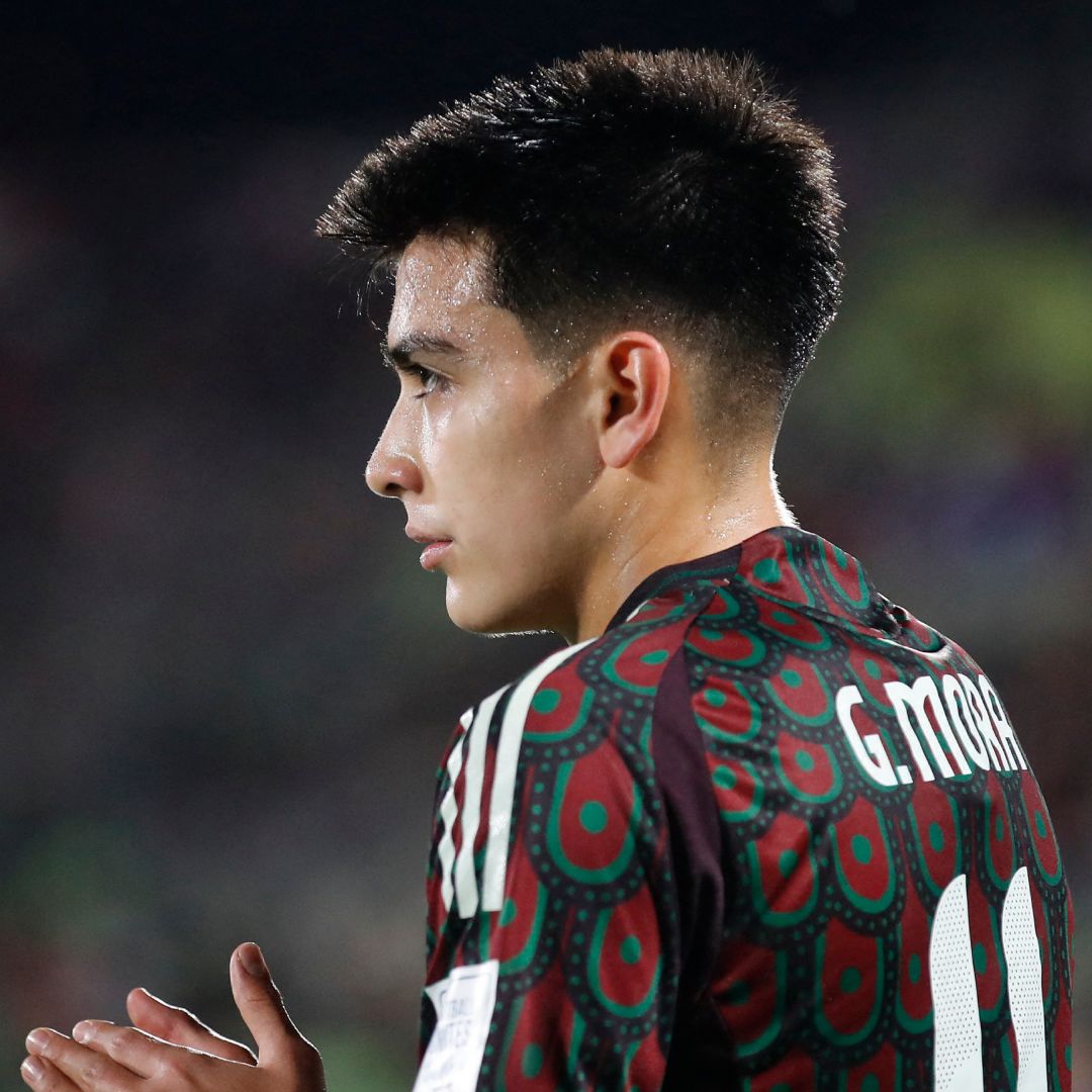 Gilberto Mora durante un partido con la Selección Mexicana